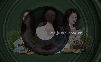 高挑女性专注浏览艺术展览